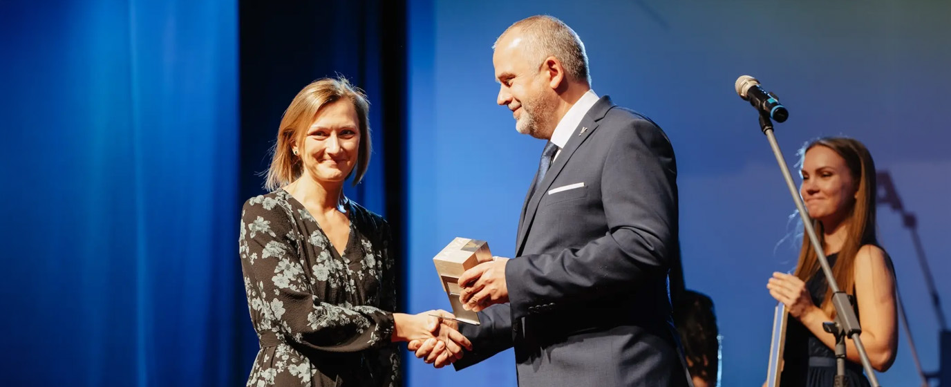 Ilze receiving an award from mayor of Valmiera