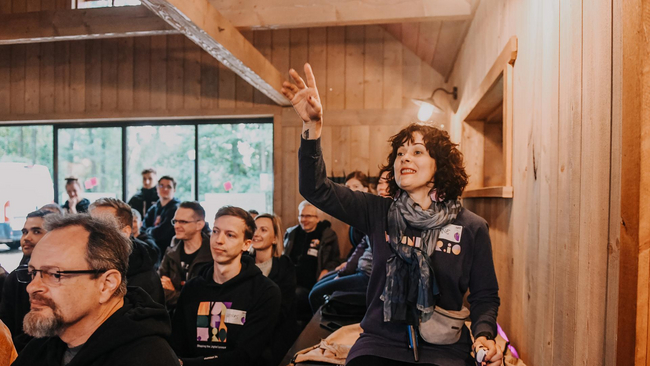 Wundercon 2023 Zane raising a hand