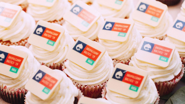 Muffins decorated with the Drupal logo and text DrupalCamp Baltics '19 Riga.