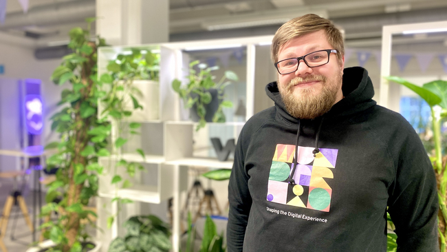 Wordpress developer Miika Arponen smiling at Mearra Helsinki Office