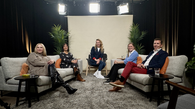 Paneelikeskustelun puhujat Iris Alanen, Ulla Koho, fasilitoija Akira Ahola, Jonna Savikumpu ja Rasmus Roiha istuvat studiossa